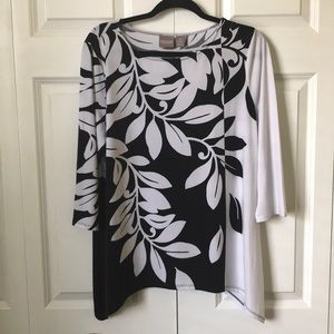 CHICO’S GRAPHIC BLACK AND WHITE TUNIC